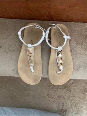 Vionic White T-Strap Sandals with Gold Pyramid Accents Size 7 Like New